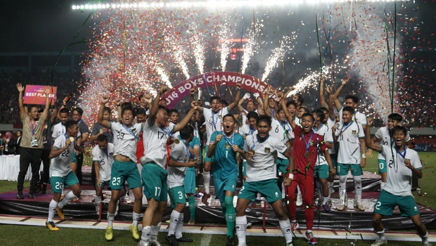 Pemain Timnas U-16 Indonesia merayakan kemenangan seusai mengalahkan Vietnam saat laga final Piala AFF U-16 2022 di Stadion Maguwoharjo, Depok, Sleman, D.I Yogyakarta, Jumat, 12 Agustus 2022. Indonesia menjadi juara Piala AFF U-16 setelah mengalahkan Vietnam, 1-0.