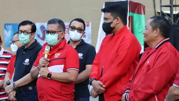 Sekretaris Jenderal DPP Partai Demokrasi Indonesia Perjuangan (PDIP) Hasto Kristiyanto membuka acara Banteng Ride and Night Run di Kota Medan, Sumatera Utara, Sabtu, 13 Agustus 2022.