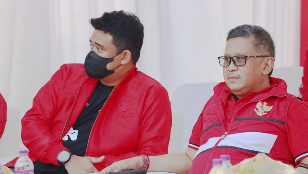 Sekjen DPP PDIP Hasto Kristiyanto (kanan) bersama Wali Kota Medan, Bobby Nasution.