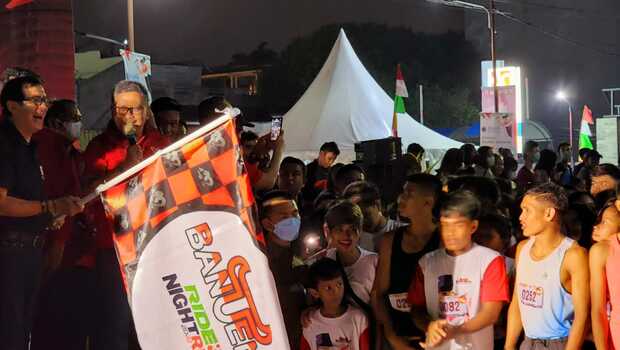 Menteri Hukum dan HAM (Menkumham) Yasonna H Laoly didampingi Sekjen DPP PDIP Hasto Kristiyanto melepas peserta lomba lari Banteng Ride and Night Run di Kota Medan, Sumatera Utara, Sabtu, 13 Agustus 2022.