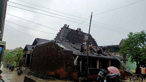 Rumah warga Desa Glagahwaru, Kecamatan Undaan, Kabupaten Kudus, Jawa Tengah, diperbaiki karena gentengnya banyak yang terjatuh setelahditerpa angin kencang, Sabtu 13 Agustus 2022.