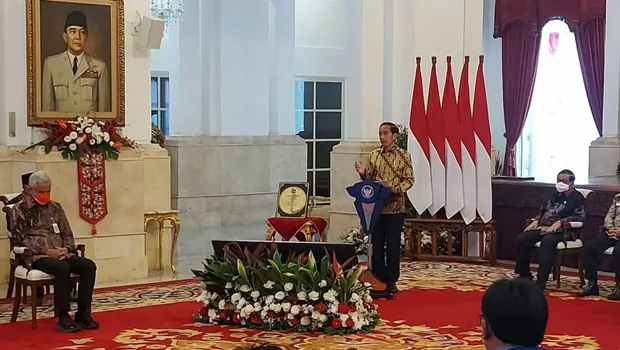 Presiden Joko Widodo (Jokowi) memberikan sambutan saat menerima penghargaan dari International Rice Research Institute (IRRI) di Istana Merdeka, Jakarta, Minggu, 14 Agustus 2022.