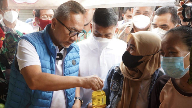 Menteri Perdagangan Zulkifli Hasan saat mengunjungi Pasar Dukuh Kupang, Surabaya, Jawa Timur, pada Minggu 14 Agustus 2022.