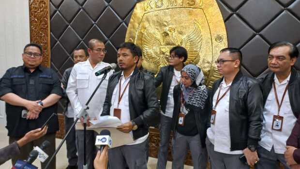 Anggota KPU Idham Holik saat konferensi pers di Kantor KPU, Jalan Imam Bonjol, Menteng, Jakarta Pusat, Senin dini hari, 15 Agustus 2022.