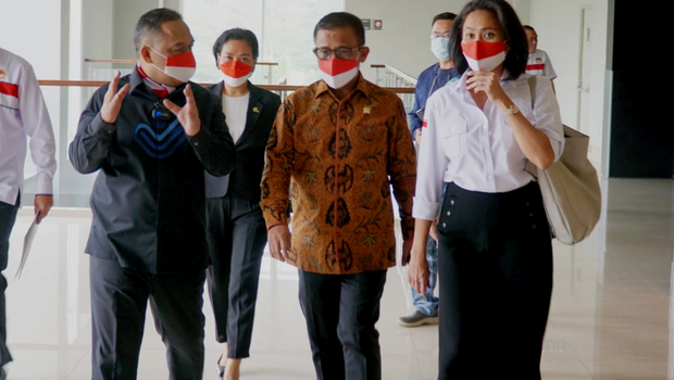 Kepala BP2MI Benny Rhamdani (kiri) bersama anggota Komisi IX DPR RI saat melepas PMI G TO G ke Korea Selatan di Jakarta, Senin 15 Agustus 2022.