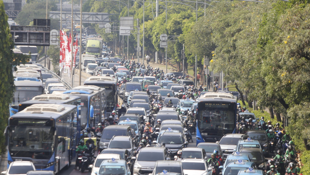 Suasana arus lalu lintas yang semrawut di depan Polda Metro Jaya, Jakarta Selatan, menyebabkan imbas kemacetan. Bahkan, kemacetan tersebut tidak hanya pada jam sibuk yaitu di pagi hari dan sore hari di Jakarta, Senin, 15 Agustus 2022.