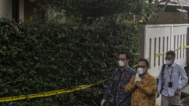 Dua orang Komisioner Komnas HAM Mohammad Choirul Anam (kedua kiri) dan Beka Ulung Hapsara (kiri) meninjau tempat kejadian perkara di rumah dinas mantan Kadiv Propam Polri Irjen Pol Ferdy Sambo di Kompleks Polri, Duren Tiga, Jakarta, Senin, 15 Agustus 2022.
