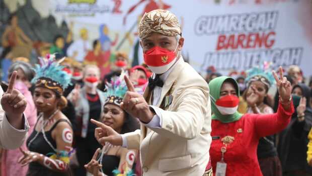 Gubernur Jawa Tengah (Jateng) Ganjar Pranowo menghadiri upacara peringatan HUT ke-72 di Kantor Gubernur Jateng, Semarang.