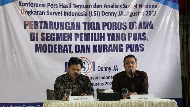 Peneliti senior LSI Denny JA Adrian Sopa saat memaparkan hasil survei terbarunya, di Jakarta, Senin 15 Agustus 2022. 