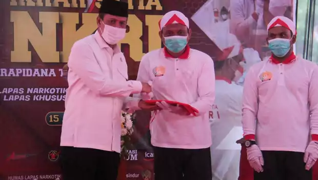 Kepala BNPT, Komjen Pol Boy Rafli Amar (kiri) bersama napiter yang mengucapkan ikrar setia kepada NKRI di Lapas Narkotika Kelas IIA Gunung Sindur, Kabupaten Bogor, Senin 15 Agustus 2022.