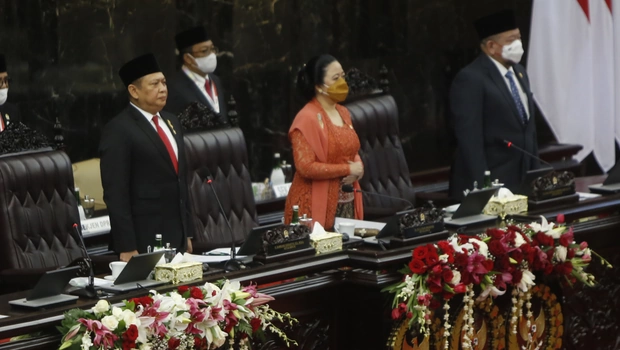 Dari kiri ke kanan, Ketua MPR Bambang Soesatyo, Ketua DPR Puan Maharani dan Ketua DPD La Nyalla Mattalitti saat Sidang Tahunan MPR Tahun 2022 di Kompleks Parlemen, Senayan, Jakarta, Selasa, 16 Agustus 2022.