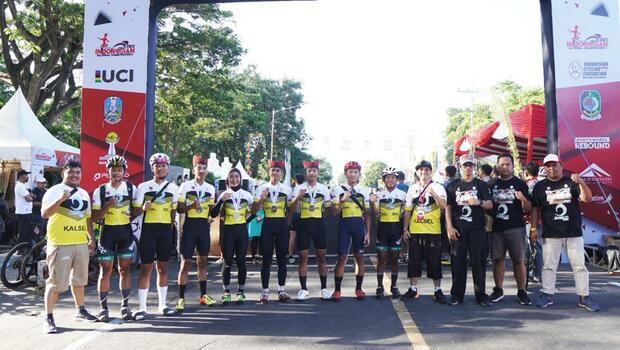 Tim Balap Sepeda Kalimantan Selatan saat tampil di Kejuaraan Nasional 2022.