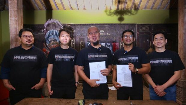 Musisi Ahmad Dhani (tengah) menggandeng UDana dan Indodax mendirikan usaha restoran yag diberi nama Dewa 19 Restrography. 
