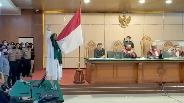 Bahar Smith mencium Bendera Merah Putih di PN Bandung, Rabu, 16 Agustus 2022.