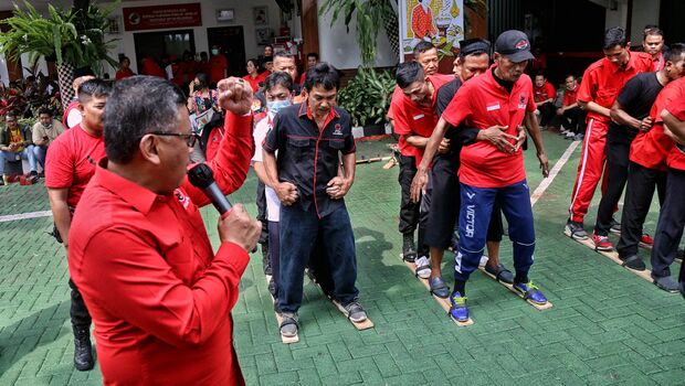 Sekjen PDI Perjuangan Hasto Kristiyanto (kiri), melepas kader PDI Perjuangan mengikuti lomba balap bakiak di Sekolah Partai DPP PDI Perjuangan, Lenteng Agung, Jakarta Selatan, Rabu 17 Agustus 2022.