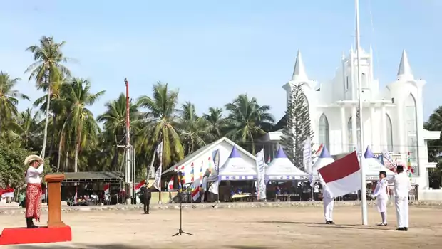 Menteri Dalam Negeri (Mendagri) Tito Karnavian memimpin Upacara Hari Ulang Tahun (HUT) ke-77 Kemerdekaan Republik Indonesia dari Lapangan Upacara Nembrala Kecamatan Rote Barat, Kabupaten Rote Ndao, Nusa Tenggara Timur (NTT), Rabu, 17 Agustus 2022