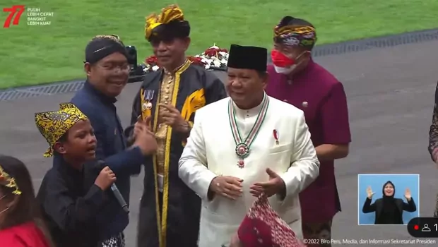 Menhan Prabowo Subianto berjoget saat Farel Prayoga menyanyikan lagu Ojo Dibandingke dalam Upacara HUT ke-77 RI, di Istana Merdeka, Kompleks Istana Kepresidenan Jakarta, Rabu, 17 Agustus 2022