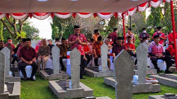 Sekjen DPP PDIP Hasto Kristiyanto dan pimpinan DPP PDIP menggelar doa dan tabur bunga dalam peringatan HUT ke-77 RI di TMP Kalibata, Jakarta Selatan, Rabu, 17 Agustus 2022.