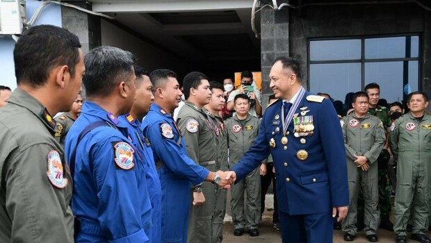 Kepala Staf Angkatan Udara Marsekal TNI Fadjar Prasetyo memberikan apresiasi kepada Tim Garuda Flight dan Nusantara Flight di Lanud Halim Perdanakusuma, Jakarta, Rabu, 17 Agustus 2022.