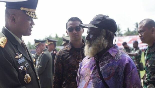 Danrem 172/PWY Brigjen TNI JO Sembiring bersama mantan pimpinan OPM Lambert Pekikir menghadiri upacara peringatan HUT ke-77 RI di Arso, Kabupaten Keerom, Papua.