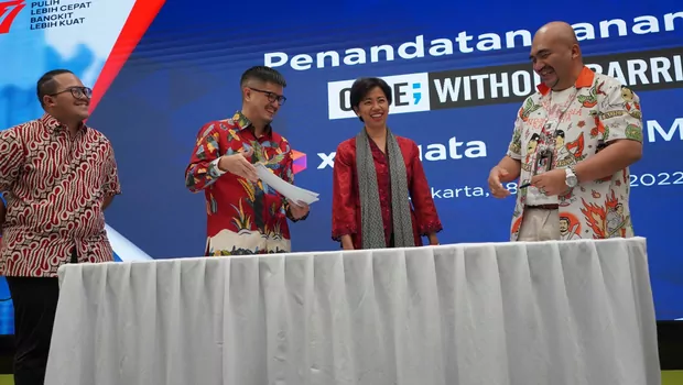 XL Axiata bersama Microsoft Indonesia menggelar penandatanganan nota kesepahamanan atau Memorandum of Understanding (MoU) guna menerapkan Code; Without Barriers (CWB), Jakarta, 18 Agustus 2022.