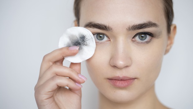 Apakah Anda masih malas membersihkan make up sebelum pergi tidur? Jika, ya, maka segera hentikan kebiasaan buruk ini.