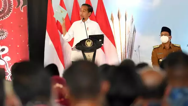 Presiden Joko Widodo (Jokowi) didampingi Ibu Negara Iriana Jokowi menyerahkan sertifikat tanah untuk rakyat di Gelora Delta, Kabupaten Sidoarjo, Senin, 22 Agustus 2022.