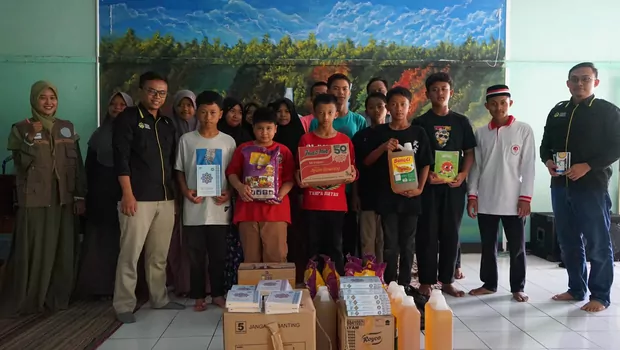 Yayasan Amirul Ummah menyalurkan paket bingkisan yatim kepada santri Panti Asuhan Nurun Nisa di Cicurug, Kabupaten Sukabumi, Minggu 21 Agustus 2022.