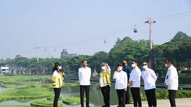 Presiden Joko Widodo didampingi Menteri PUPR Basuki Hadimuljono (tiga kiri), Dirjen Cipta Karya Diana Kusumastuti (kiri), Ketua Umum Kadin Arsjad Rasjid (tiga kanan) meninjau progres renovasi Taman Mini Indonesia Indah (TMII), Jakarta, Selasa, 23 Agustus 2022.  