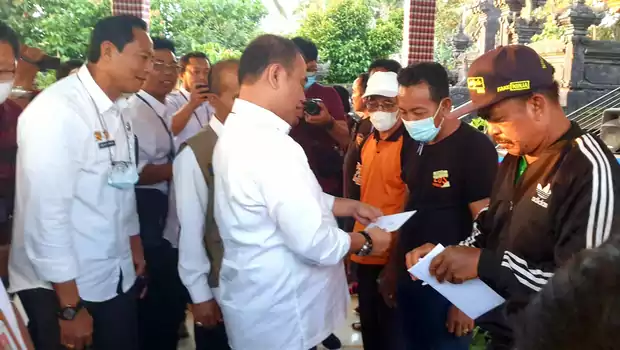 Kementerian Pertanian (Kementan) telah mulai melakukan penyaluran perdana bantuan pemerintah (banper) bagi peternak terdampak penyakit mulut dan kuku (PMK) di Provinsi Bali pada Rabu, 24 Agustus 2022.