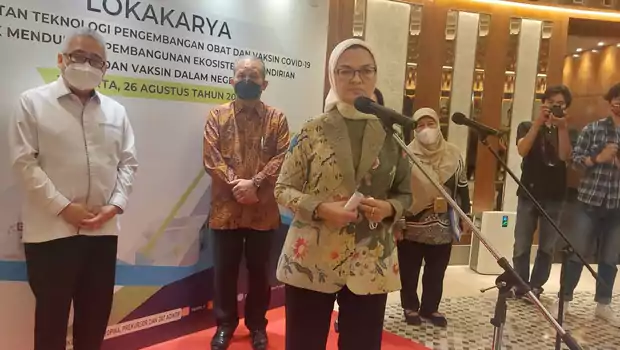 Kepala Badan Pengawasan Obat dan Makanan (BPOM) Penny K Lukito memberikan keterangan pers seusai acara Focus Group Discussion (FGD) tentang pengembangan obat dalam negeri, di Jakarta, Jumat, 26 Agustus 2022.