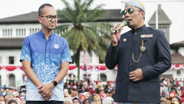 Corporate Affairs Director Frisian Flag Indonesia, Andrew F Saputro (kanan) bersama Gubernur Jabar Ridwan Kamil (kiri) menghadiri Peluncuran Kampanye #JagaDiriKiniDanNanti di Gedung Sate, Bandung.