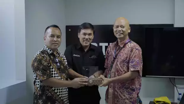 Kementerian Koordinator Bidang Perekonomian memberikan apresiasi kepada PT Tera Data Indonusa Tbk (AXIO) karena telah berperan aktif mendukung program pengembangan pendidikan vokasi di Indonesia.