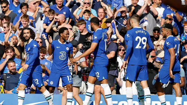 Gelandang Chelsea, Raheem Sterling merayakan gol yang dicetaknya.