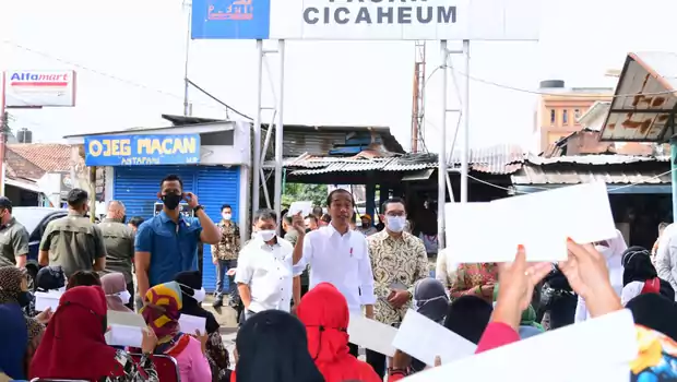 Presiden Joko Widodo (Jokowi) didampingi Ibu Negara Iriana Jokowi mengunjungi Pasar Cicaheum, Kota Bandung, Provinsi Jawa Barat, Minggu, 28 Agustus 2022.