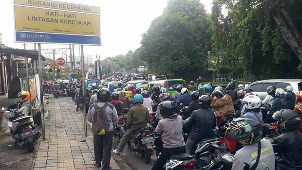Angkot Tertabrak KRL di Kebon Pedes, Kota Bogor
