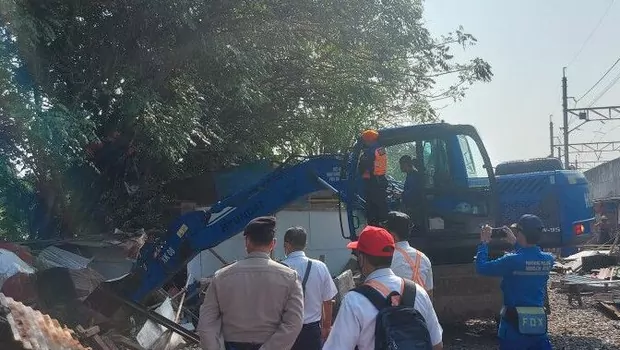 Petugas mengoperasikan alat berat untuk membongkar bangunan di lokalisasi liar Gunung Antang, Jakarta, Selasa, 30 Agustus 2022. 