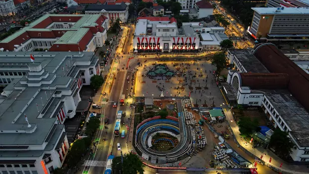 Suasana foto udara warga menikmati jalur pedestrian yang baru kawasan Kota Tua, Stasiun Kota, Jakarta Barat, Minggu 28 Agustus 2022.