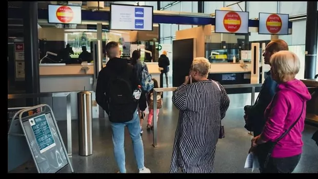 Turis Rusia menjalani pemeriksaan paspor di perbatasan Nuijamaa, Finlandia