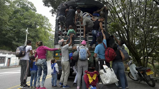 Migran Venezuela naik truk di jalan dari Cúcuta ke Pamplona, Kolombia, pada 10 Februari 2019. 