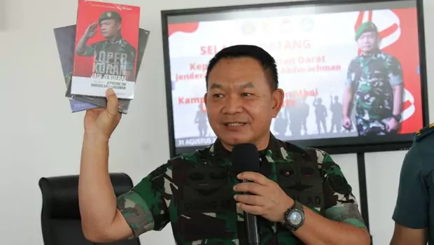 Kasad Jenderal TNI Dudung Abdurachman memberikan kuliah umum kepada kadet mahasiswa D3 Politeknik Ben Mboi, Unhan di Kampus Belu, NTT, Kamis, 31 Agustus 2022.