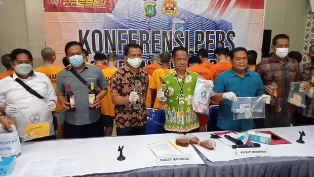 Wakasat Reskrim Polres Depok, Kompol Supriyadi (kemeja biru) bersama Kasat Narkoba Polres Metro Depok (batik hijau) menunjukkan hasil ungkap kasus selama sepekan, Jumat, 2 September 2022.