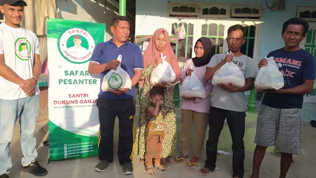 Relawan Santri Dukung Ganjar salurkan Paket sembako untuk warga di Labuan Bajo, Manggarai Barat, NTT, Jumat, 2 September 2022.