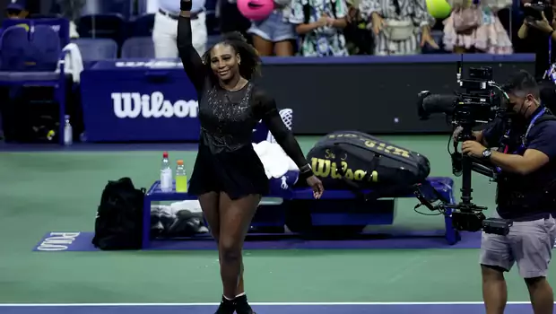 Serena Williams menyapa penonton setelah kalah di US Open, Jumat, 3 September 2022.