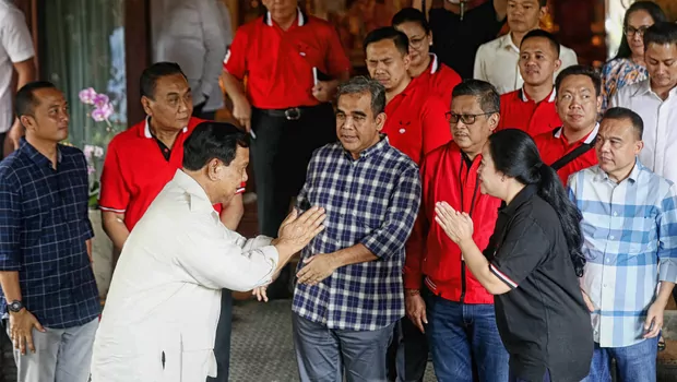Ketua Umum Partai Gerindra Prabowo Subianto (kiri), bersama Ketua DPP PDI Perjuangan Puan Maharani (kanan) dan jajaran pengurus kedua partai memberikan keterangan pers usai pertemuan Partai Gerindra dan PDI Perjuangan di Hambalang, Sentul, Kabupaten Bogor, Minggu, 4 September 2022.