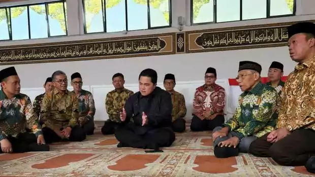 Ketua Panitia Pengarah Peringatan Satu Abad Nahdlatul Ulama (NU), Erick Thohir memberikan bantuan umrah dan bantuan tunjangan hidup di hari tua kepada tokoh diaspora Indonesia di Belanda yang selama ini berkhidmad untuk syiar Islam.
