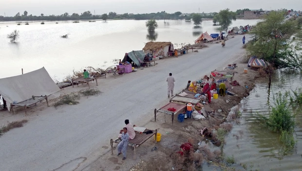 Tenda-tenda darurat didirikan pengungsi yang terkena dampak banjir setelah hujan lebat di kota Dera Allah Yar, distrik Jaffarabad, provinsi Balochistan, Pakistan pada Senin 5 September 2022. 