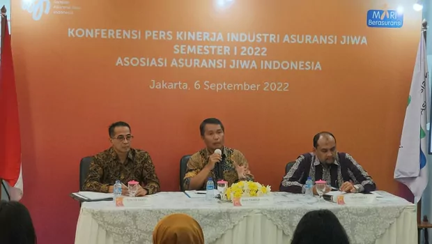 Konferensi pers Laporan Kinerja Industri Asuransi Jiwa Semester I 2022 oleh Asosiasi Asuransi Jiwa Indonesia (AAJI) di Jakarta, 6 September 2022.