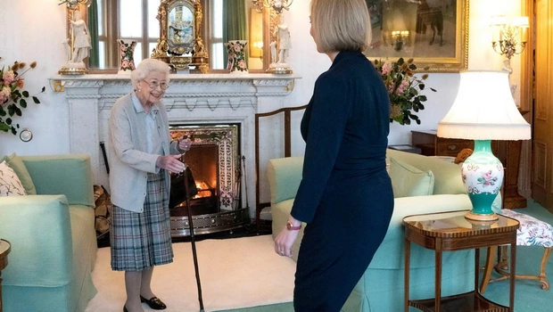Ratu Inggris Elizabeth II dan Pemimpin Partai Konservatif yang baru serta Perdana Menteri terpilih Inggris Liz Truss bertemu di Kastil Balmoral di Ballater, Skotlandia, pada Selasa 6 September 2022, tempat Ratu mengundang Truss untuk membentuk Pemerintahan. 
