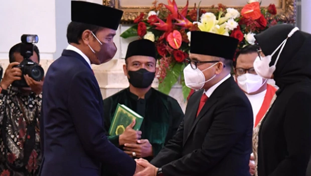 Presiden Joko Widodo (kiri) memberikan ucapan selamat kepada Abdullah Azwar Anas yang baru dilantik menjadi Menteri Pendayagunaan Aparatur Negara dan Reformasi Birokrasi di Istana Negara, Rabu, 7 September 2022.